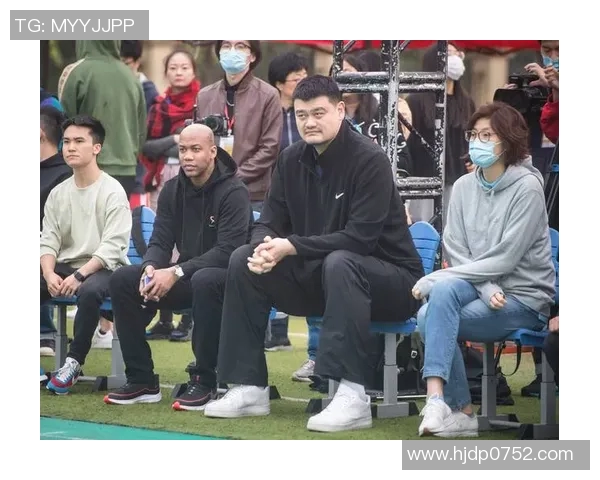 姚明为队友送上温暖祝福与珍贵礼物展现篮球情谊与团队精神