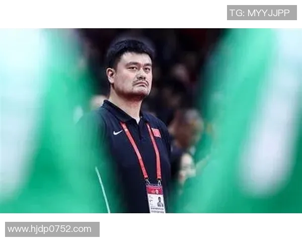 姚明在男篮比赛中的脸色变化引发球迷热议背后的深意与情感解析