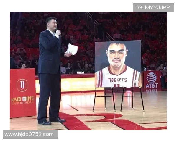 姚明现身街头引围观粉丝热情高涨场面火爆引发媒体关注