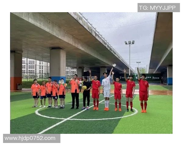 学校足球明星齐聚一堂精彩对决展现青春活力与团队精神 学校足球明星齐聚一堂精彩对决展现青春活力与团队精神