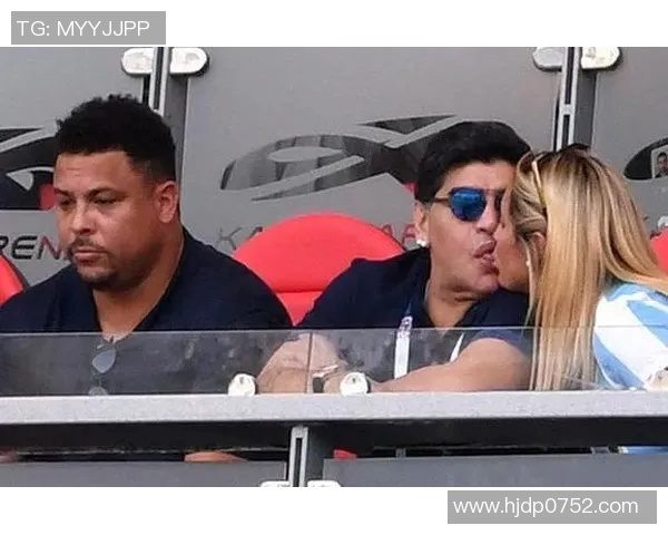 上海足球明星与知名模特携手步入婚姻殿堂引发热议 上海足球明星与知名模特携手步入婚姻殿堂引发热议