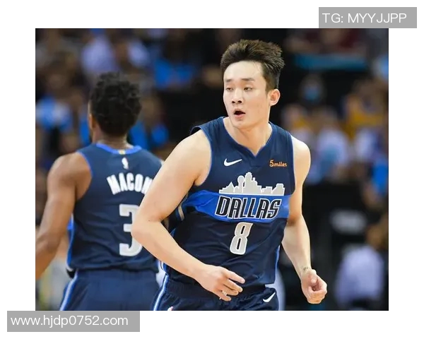 篮球明星扭脚意外受伤球迷心急期待他尽快复出重返赛场